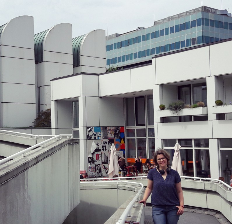 Der Bauhausarchiv Campus und ich Ich vor dem Bauhausarchiv